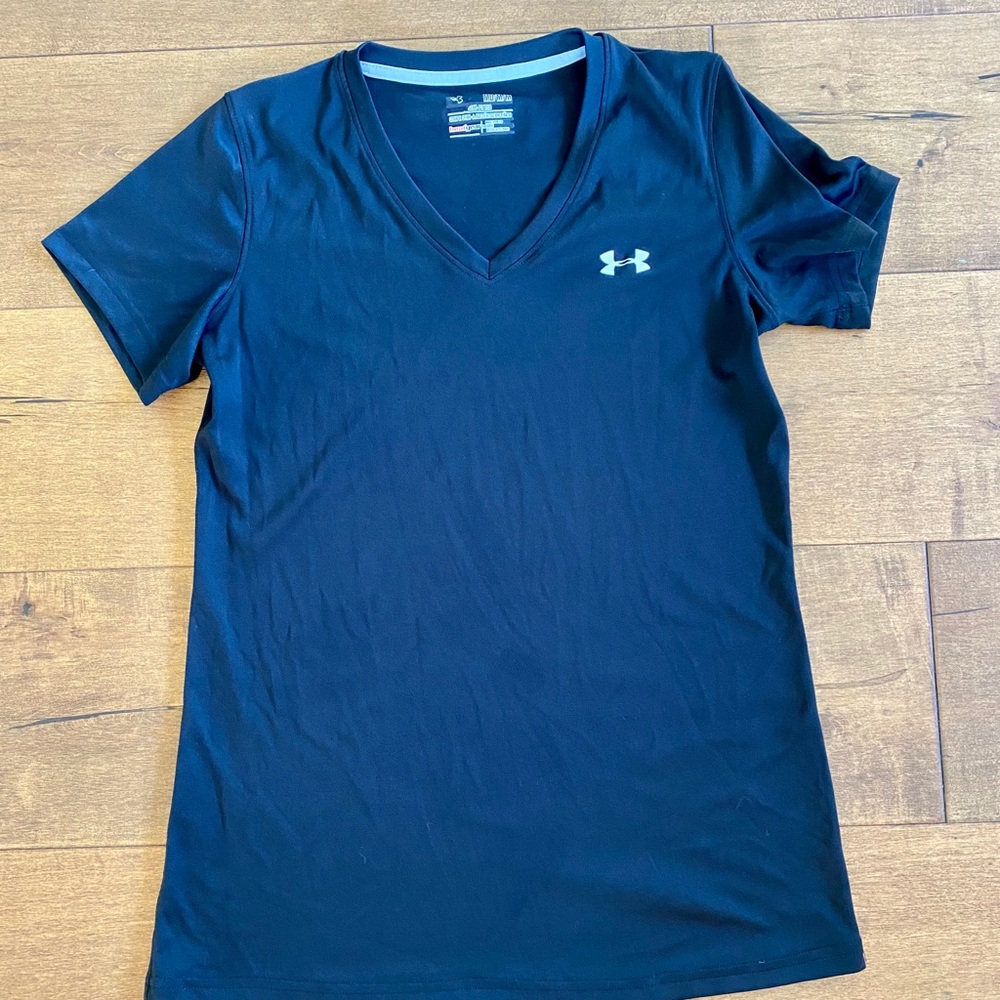 Excellent used condition black under armour tee!